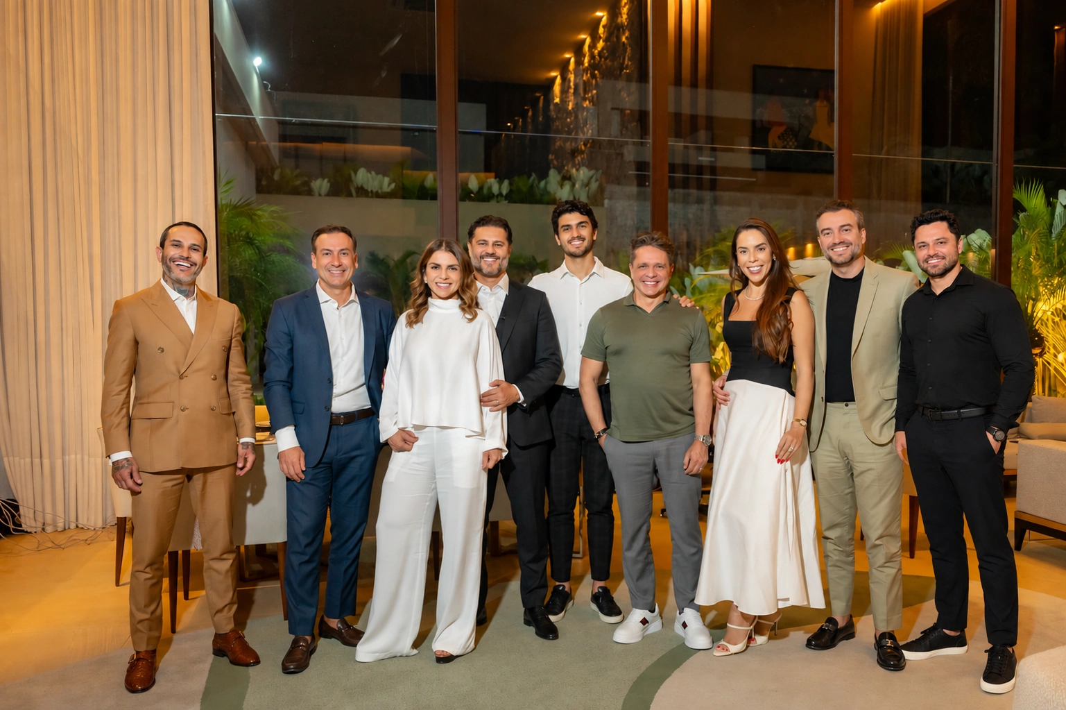 Participantes e anfitriões da RL House Special Edition reunidos na residência Lasmar, à noite