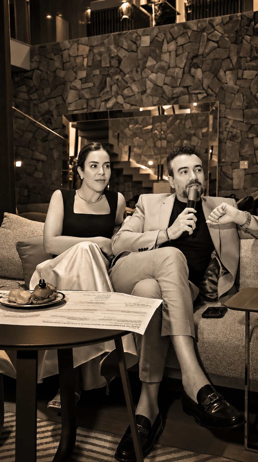 Dr. Luan Barros e Dra. Talyta Barros conduzindo o seu Private Talk na RL House Special Edition