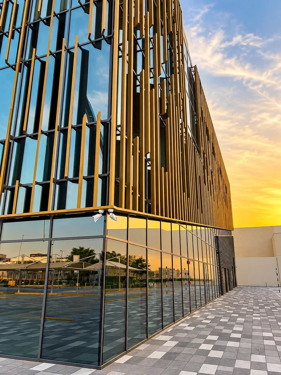Fachada da sede em Dubai com o pôr do sol ao fundo