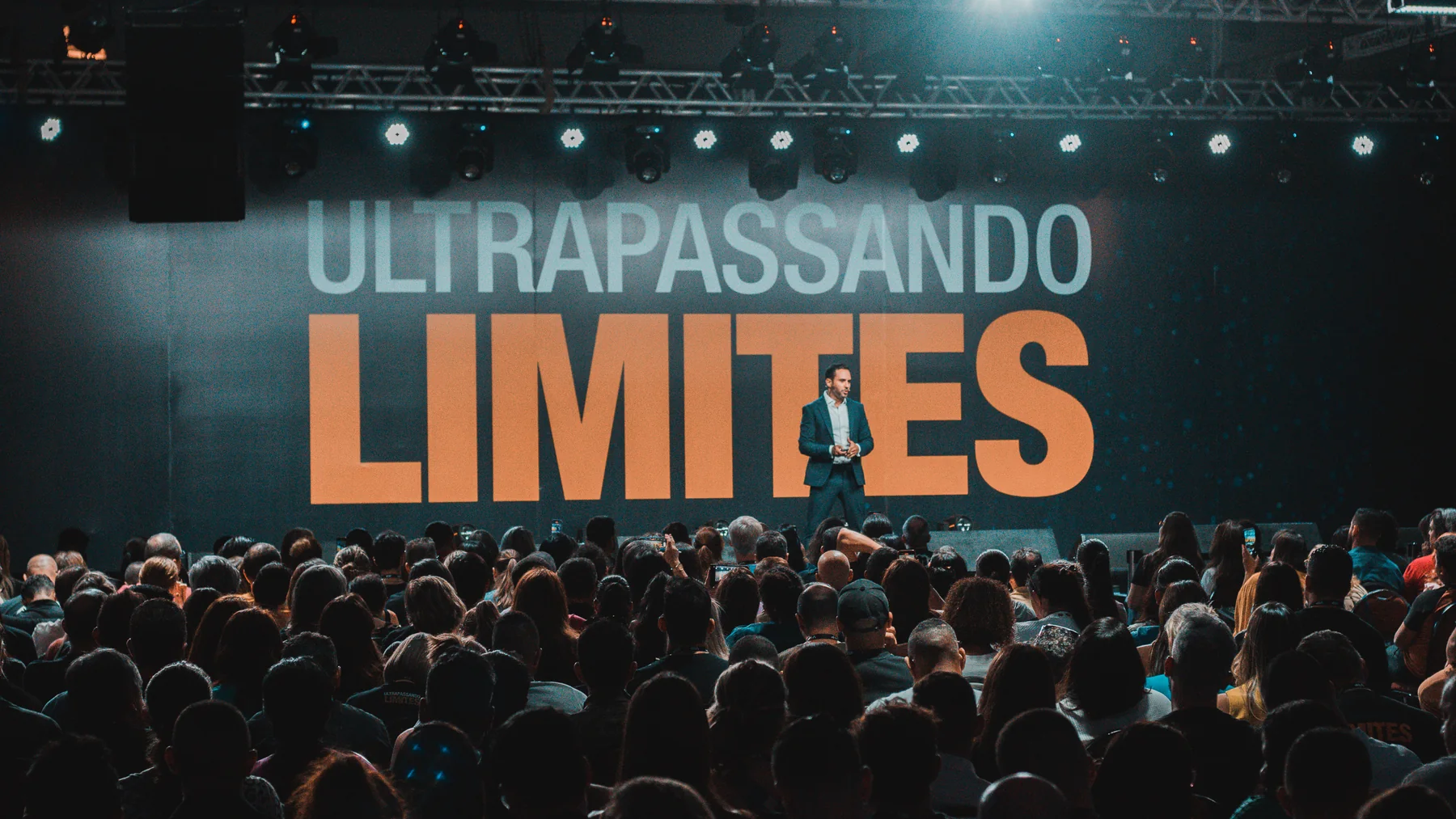 Lincoln Nunes no palco do Ultrapassando Limites, diante de uma plateia lotada